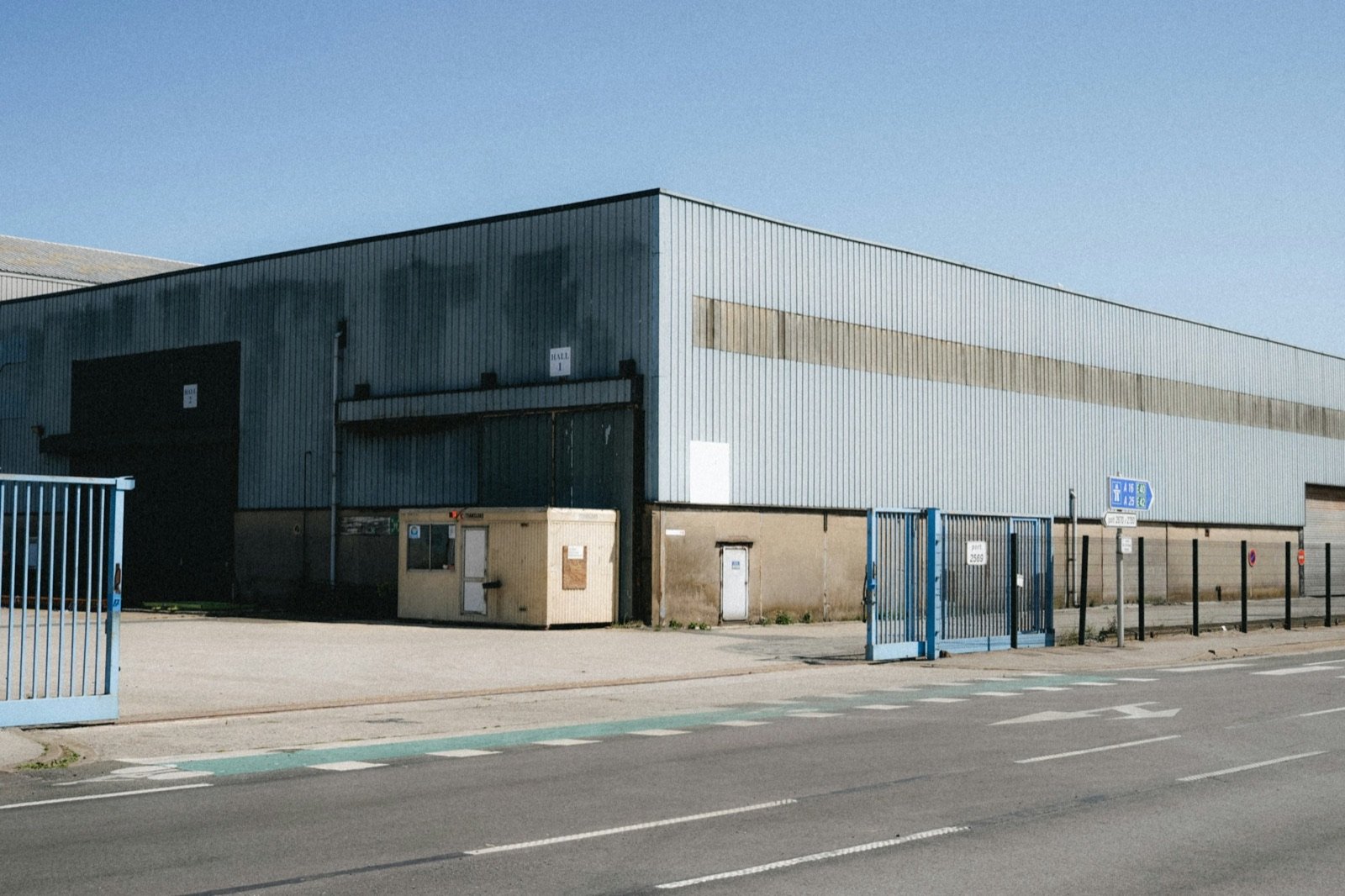Bâtiment d'activité avec son parking et sa voie d'accès