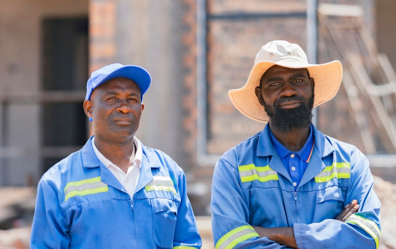 Deux techniciens en tenue de travail bleue