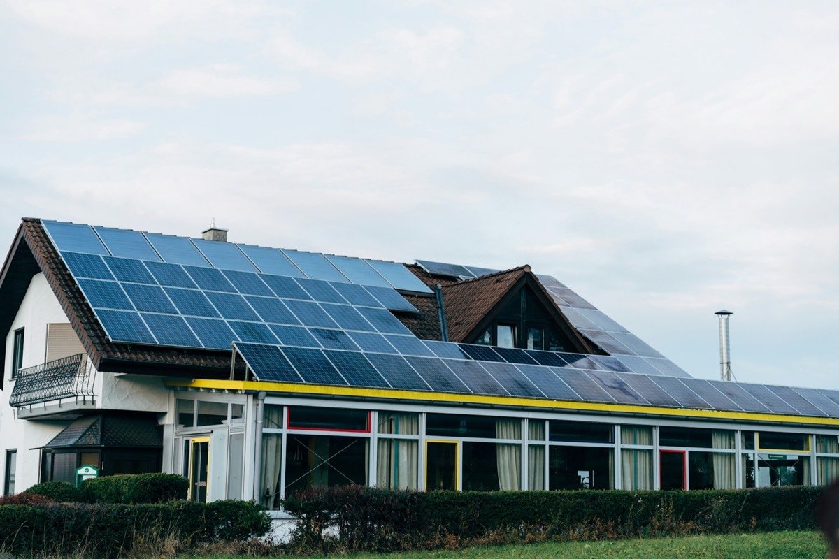 Maison équipée de panneaux solaires